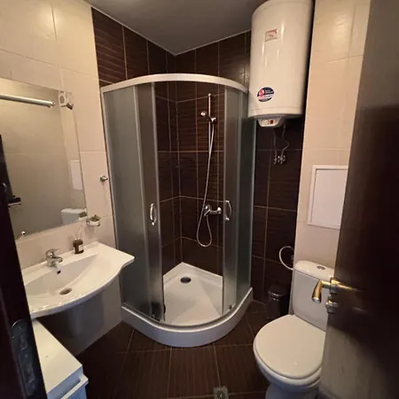 Smart - Refurbished With Balcony And Parking バンスコ