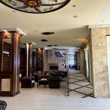 アパート Smart - Refurbished With Balcony And Parking